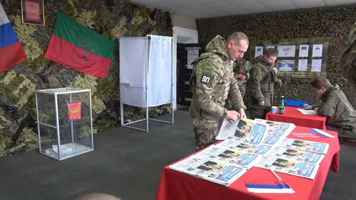 10.3.2024, Oblast Saporischschja, russische Soldaten bei der Präsidentschaftswahl (Bild: IMAGO/ITAR-TASS/Russian Defence Ministry)