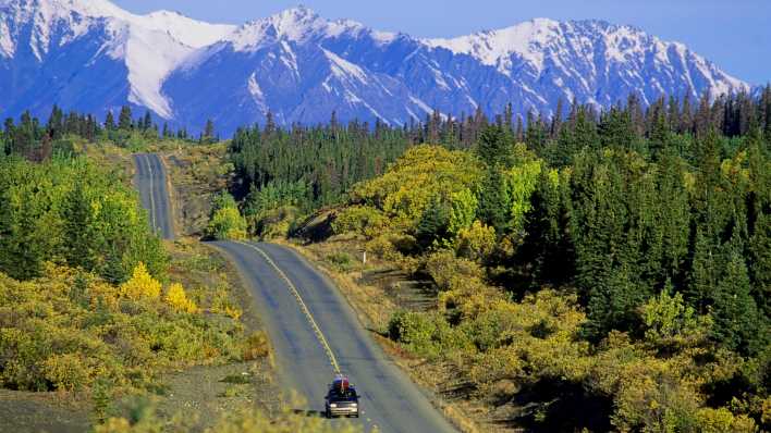 Blick auf einen Highway in Alaska (Foto: imago images / SuperStock)