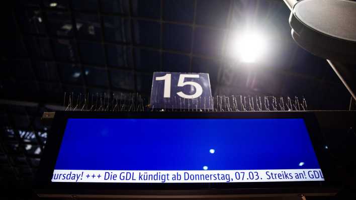 Eine Anzeigetafel am Hauptbahnhof Berlin während eines Streik der GDL am 07. März 2024 in Berlin.