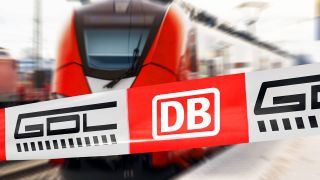 Symbolbild Bahnstreik: Zug der DB und Absperrband