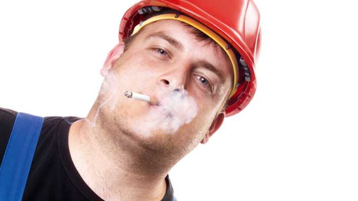 Bauarbeiter mit Zigarette im Mund