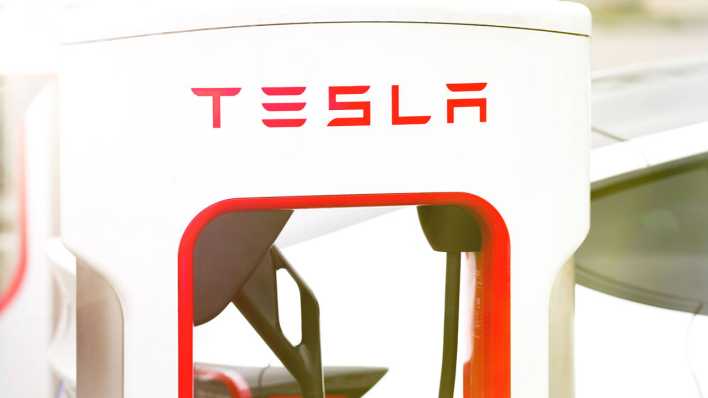Tesla-Ladestation im Sonnenlicht