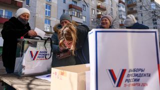 Frauen in Lisichansk geben ihre Stimme bei der russischen Präsidentschaftswahl ab.