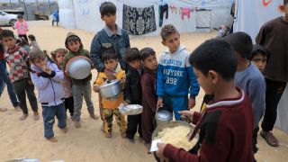 Kinder im Gazastrefen stehen für Essen an
