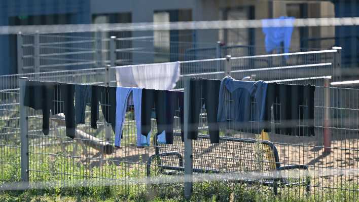 Wäsche hängt auf einem Zaun auf dem Gelände der Erstaufnahme-Einrichtungen