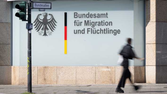 Symbolbild: Ein Mensch geht am Bundesamt für Migration und Flüchtlinge vorbei