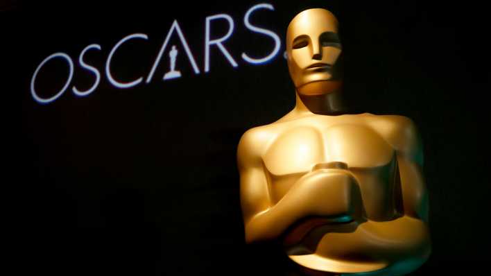 Eine Oscar-Statue steht bei den Academy Awards Nominees Luncheon