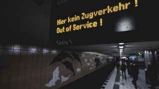 Die Anzeige 'Hier kein Zugverkehr! Out of Service!' leuchtet auf im U-Bahnhof am Zoologischen Garten in Berlin. Am Freitag, dem 1. März 2024, wird noch bis 14:00 Uhr bei der BVG gestreikt, auch bei mehreren Brandenburger Verkehrsunternehmen haben die Beschäftigten die Arbeit niedergelegt.