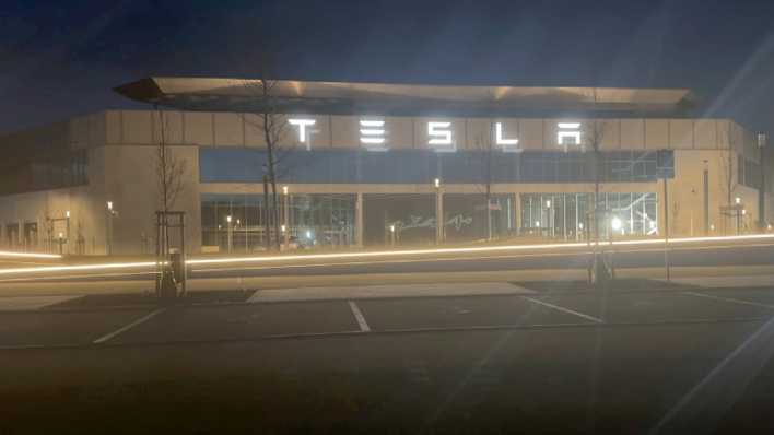 Der beleuchtete Schriftzug "Tesla" am Werk