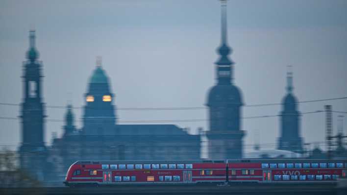 Ein Regionalzug fährt vor der Dresdner Altstadt entlang