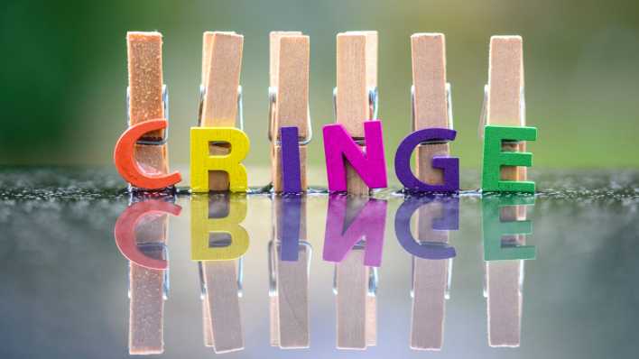 Das Wort "Cringe" mit bunten Buchstaben an Wäscheklammern dargestellt (Bild: picture alliance / Geisler-Fotopress | Dwi Anoraganingrum)