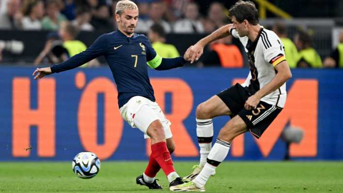 Archivbild: Frankreichs Antoine Griezmann (l) und Deutschlands Thomas Müller kämpfen beim Fußball-Länderspiel um den Ball (Bild: picture alliance/dpa/Federico Gambarini)