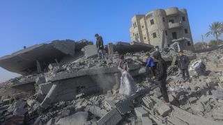 Kinder inspizieren die Trümmer von zerstörten Gebäuden nach israelischem Bombardement im Gaza-Streifen.