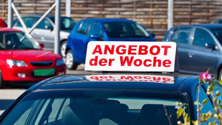 Auf einem Gebrauchtwagen zeigt ein Schild an "Angebot der Woche". (Bild: Erwin Wodicka/Shotshop/picture alliance)