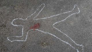 Auf dem Boden ist der Umriss eines Mordopfers mit weißer Kreide (Bild: picture alliance / Shotshop | Bernd Jürgens)aufgemalt