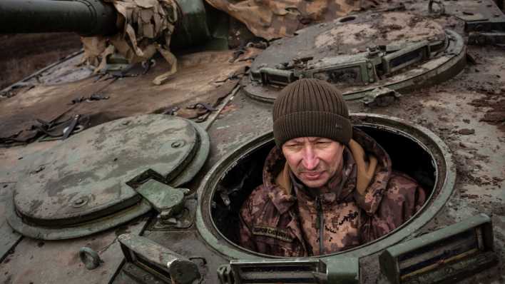 Ein ukrainischer Soldat schaut während einer Übung aus dem Aussteig eines Panzers (Bild: picture alliance/Anadolu/Wolfgang Schwan)