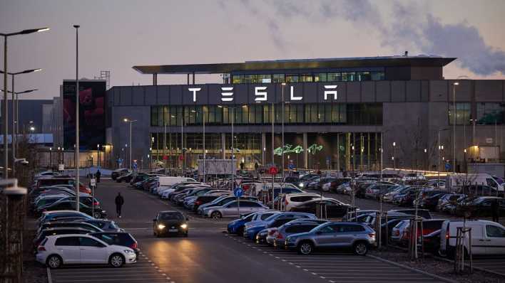 Blick am frühen Morgen auf die Tesla-Autofabrik.