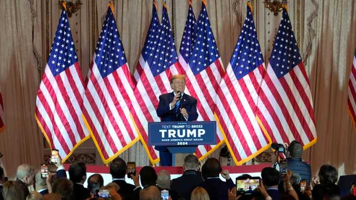 Donald Trump, ehemaliger US-Präsident und Bewerber um die Präsidentschaftskandidatur der Republikaner, spricht auf einer "Super Tuesday"-Wahlparty (Bild: Rebecca Blackwell/AP/dpa)