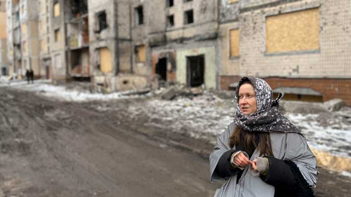 Dana vor der ausgebrannte Wohnung in Kiew