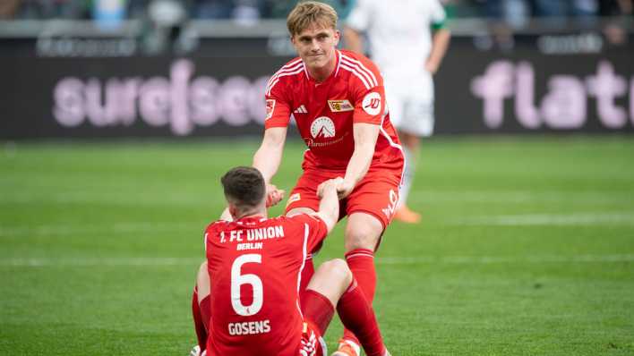 Robin Gosens und Mikkel Kaufmann (Union) nach dem Spiel gegen Mönchengladbach