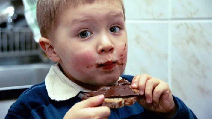 Junge isst ein Nutellabrot