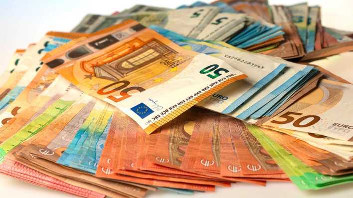 Ein kleiner Haufen mit Euro-Banknoten
