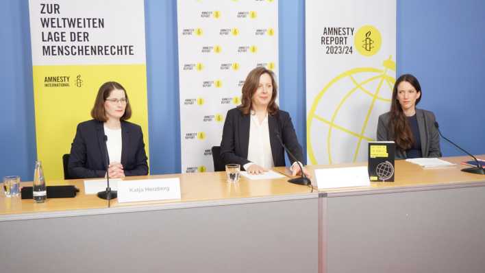 Julia Duchrow, Generalsekretärin von Amnesty International Deutschland, stellt den neuen Amnesty-Report bei einer Pressekonferenz vor.