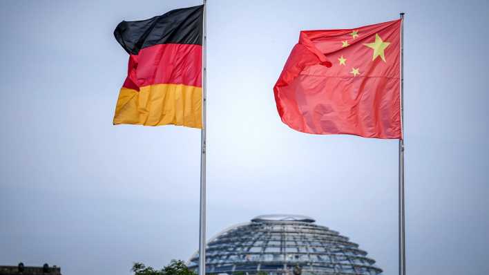 Flaggen von Deutschland und China wehen vor dem Bundestag