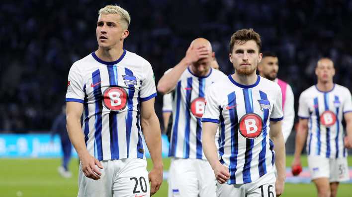 Marc Oliver Kempf, Toni Leistner, Jonjoe Kenny, Herthamannschaft enttäuscht nach dem Spielende gegen Hannover.