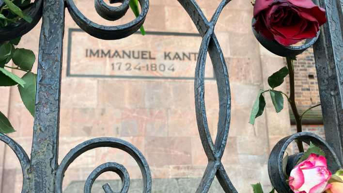 Blumen schmücken nach die Grabstelle von Immanuel Kant.