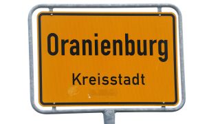 Ortsschild mit der Aufschrift "Oranienburg Kreisstadt" (Bild: picture alliance/dpa/Soeren Stache)