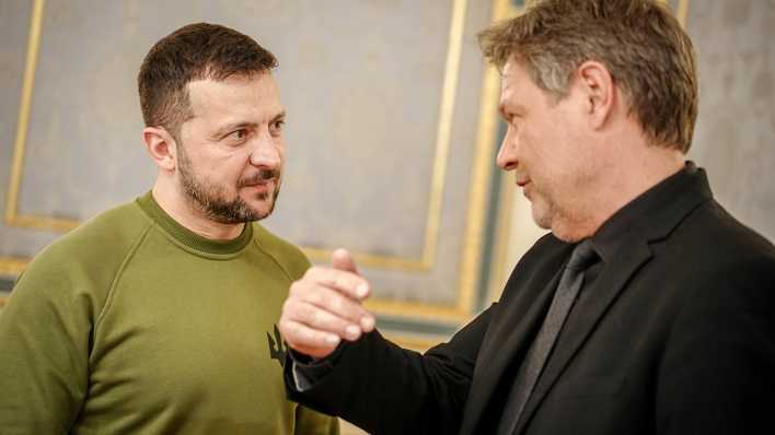 Wolodymyr Selenskyj, Präsident der Ukraine, empfängt den deutschen Vizekanzler Robert Habeck (Grüne) im Präsidentenpalast in Kiew.