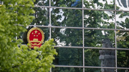 Ein Wappen der Volksrepublik China hängt an der Fassade der chinesischen Botschaft in Berlin (Bild: picture alliance/dpa/Hannes P. Albert)