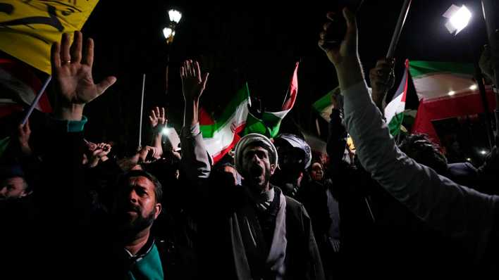 Iranische Demonstranten skandieren Slogans während einer anti-israelischen Versammlung vor der britischen Botschaft (Bild: picture alliance/dpa/AP/Vahid Salemi)