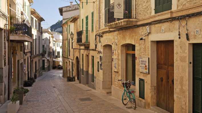 Gasse in der Altstadt von Pollenca auf Mallorca (Bild: picture alliance/Zoonar/Stefan Ziese)