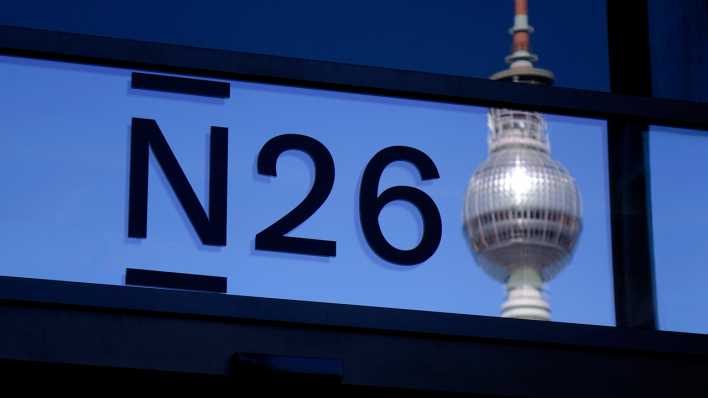 Fernsehturm spiegelt sich in der Fassade der Neobank N26 in Berlin (Bild: picture alliance / ZB | Sascha Steinach)