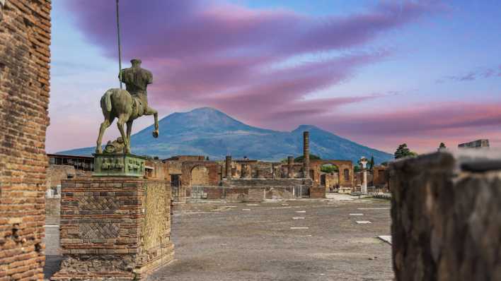Eine Zentaurusstautue in den Ruinen der antiken Stadt Pompeji am Fuße des Vesuvs. (Bild: picture alliance / Zoonar | Offenberg)