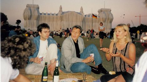 Vor dem verhüllten Reichstag 1995 (Bild: Susanne Reinhardt)