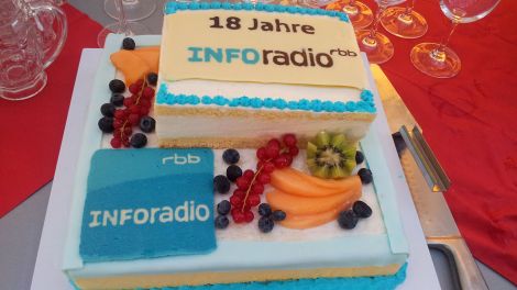 Inforadio Torte zum 18. Geburtstag (Bild: Susanne Reinhardt)
