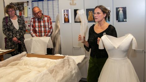 Weiter geht es in der Abteilung Textil. Hier zeigt Frau Lang uns die Rekonstruktion eines Ärmels (Bild: Dieter Freiberg)