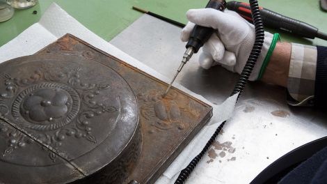 Ein Mitarbeiter der DHM-Werkstätten restauriert Metall (Bild: DHM/Bruns)