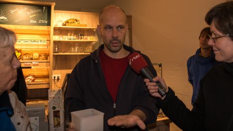 Volker Apitz zeigt Roggen Keimlinge (Bild: Dieter Freiberg)