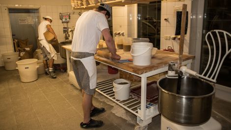 Die Bäcker bei der Arbeit (Bild: Dieter Freiberg)