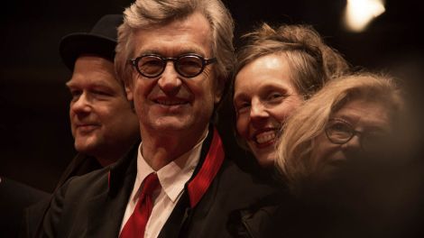 Wim Wenders mit seiner Frau Donata Wenders auf dem roten Teppich (Bild: Nina Raasch)