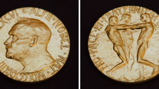 Die Vorder- und Rückseite der Friedensnobelpreis - Medaille (Bild: DPA)