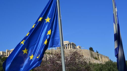 Die griechische und die EU-Flagge vor der Akropolis in Athen (Bild: imago/Wassilis Aswestopoulos)