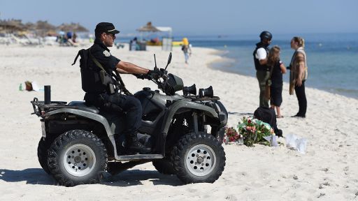 Ein Mitglied der tunesischen Nationalgarde am Strand in Sousse (Tunesien) (Bild: dpa)