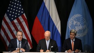 Russlands Außenminister Lawrow (l.), sein amerikanischer Amtskollege Kerry (r.) und der UN-Sondergesandte für Syrien Staffan de Mistura (m.) (Bild: imago/ITAR-TASS)