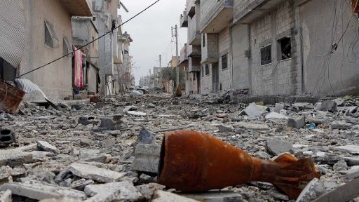 Mörsergranate in den Straßen von Kobane (Bild: dpa)