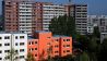 Blick auf einen terrassenförmig zurückgebauten Wohnblock im Gebiet "Ahrensfelder Terrassen" in Berlin-Marzahn (Bild: dpa)